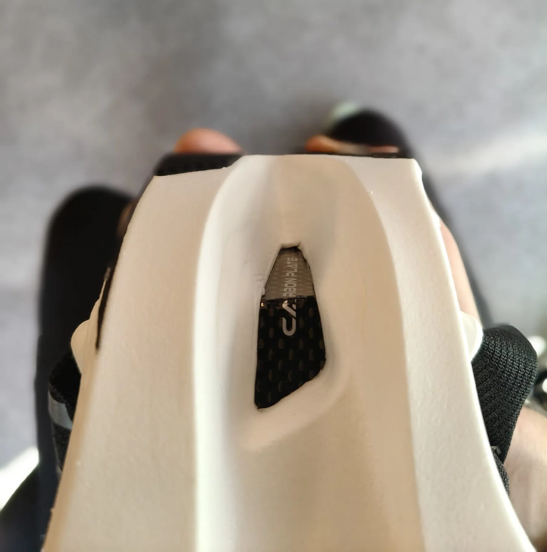 Je ziet dat de carbonplaat al is gebroken. Op die manier ben je alle stijfheid kwijt